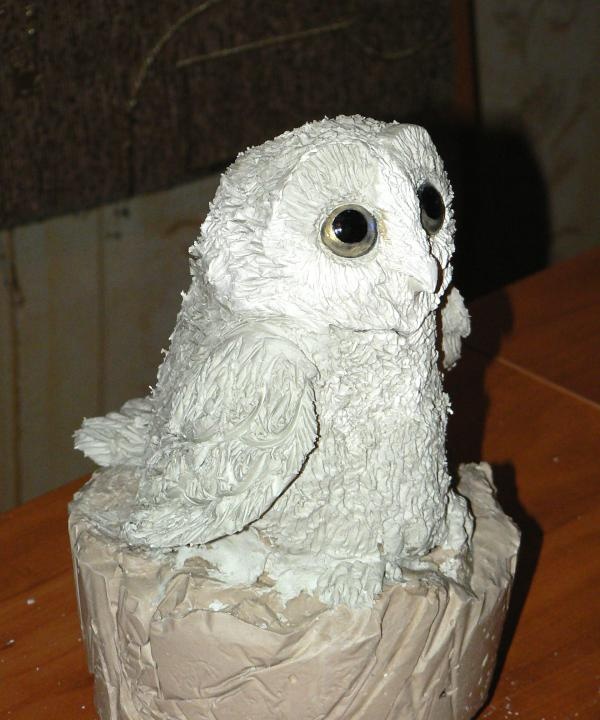 Modelage d'une figurine de hibou