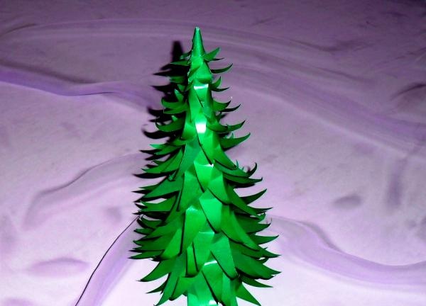 شجرة عيد الميلاد الورقية الرقيقة