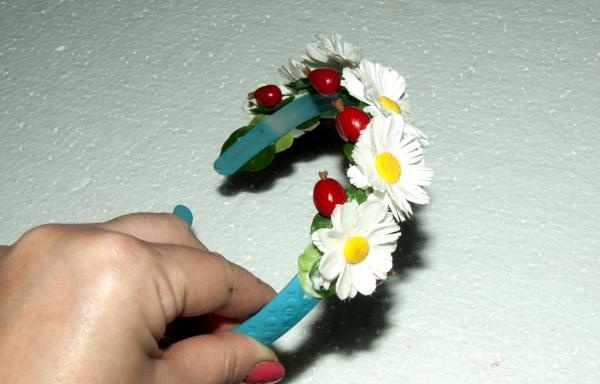 bandeau avec marguerites et cynorrhodons