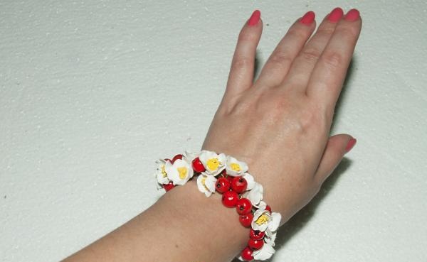 Bracelet with berries and flowers
