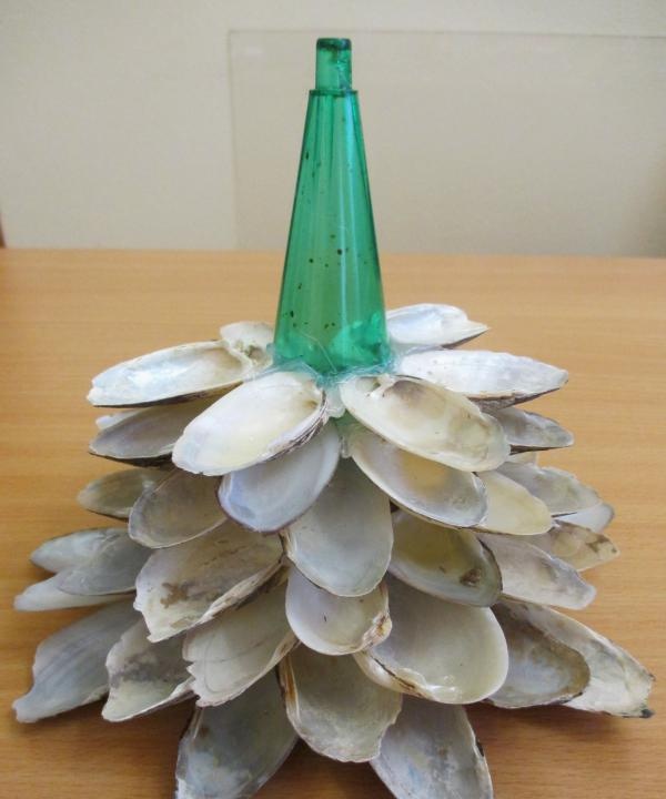 Árbol de Navidad hecho de conchas.