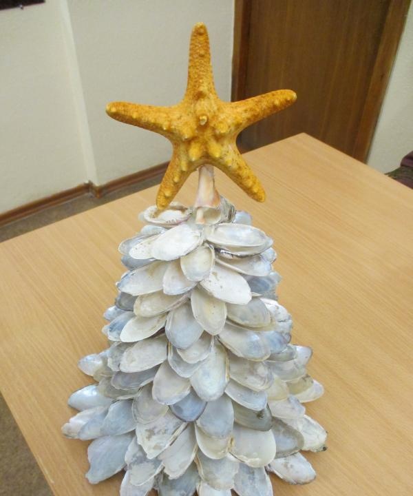 Árbol de Navidad hecho de conchas.