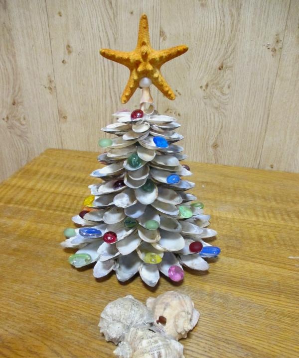 Vánoční strom vyrobený z mušlí