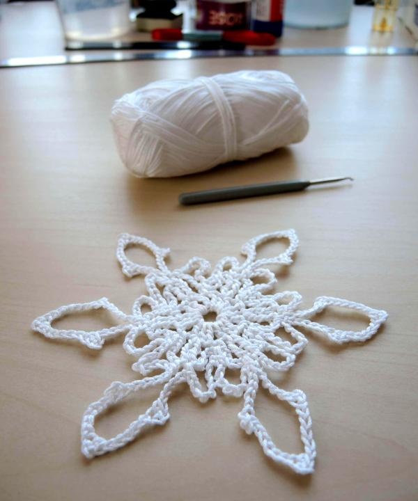 bind et snefnug med hvide tråde
