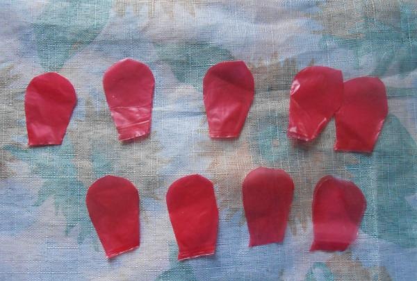 Machen Sie Blumen aus rotem Polyethylen