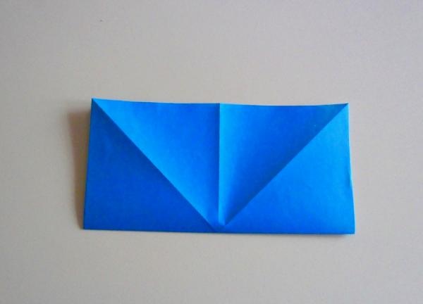 gėlė pagaminta iš kvadratinio popieriaus lapo