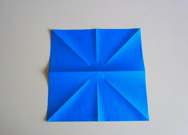 kwiat wykonany z kwadratowej kartki papieru