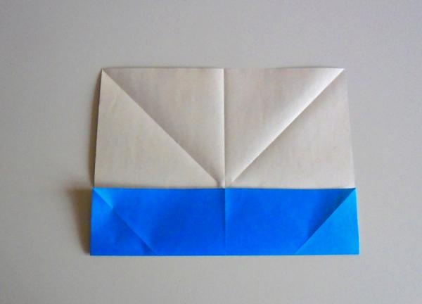 פרח עשוי מגיליון נייר מרובע