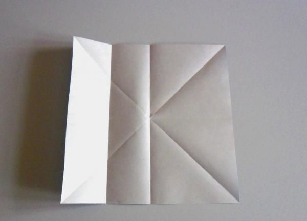 kwiat wykonany z kwadratowej kartki papieru