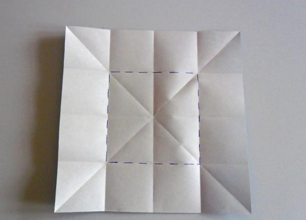 flor hecha de una hoja de papel cuadrada