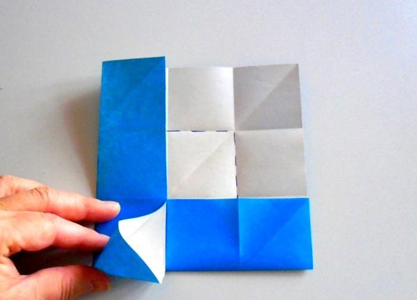 gėlė pagaminta iš kvadratinio popieriaus lapo