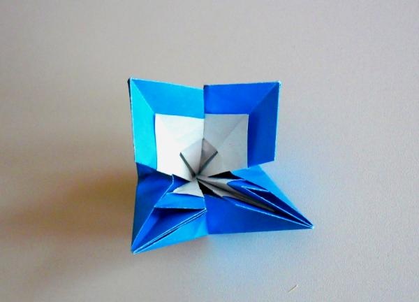 flor hecha de una hoja de papel cuadrada