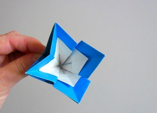 gėlė, pagaminta iš kvadratinio popieriaus lapo