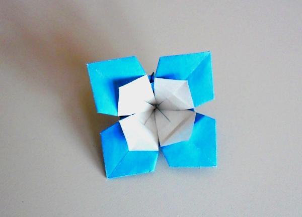 blomma gjord av ett fyrkantigt pappersark