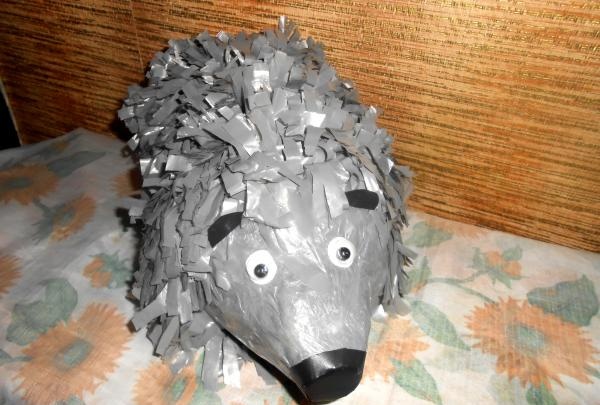 hedgehog mula sa isang bote at polyethylene