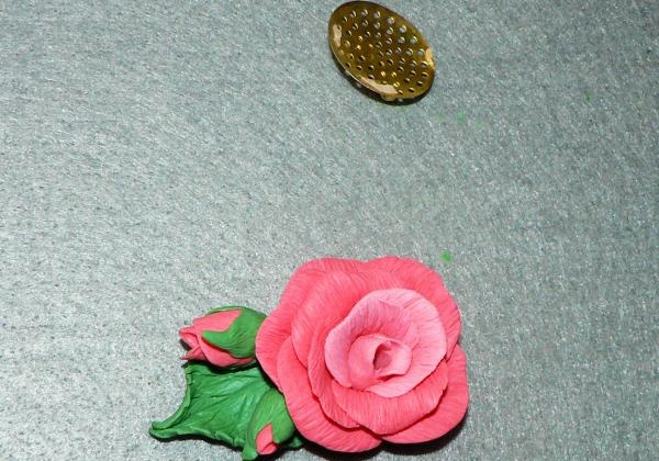 Брошка роза от полимерна глина