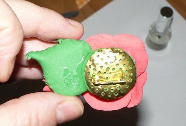 Rose broche lavet af polymer ler