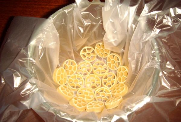 Fyll koppen med pasta från mitten