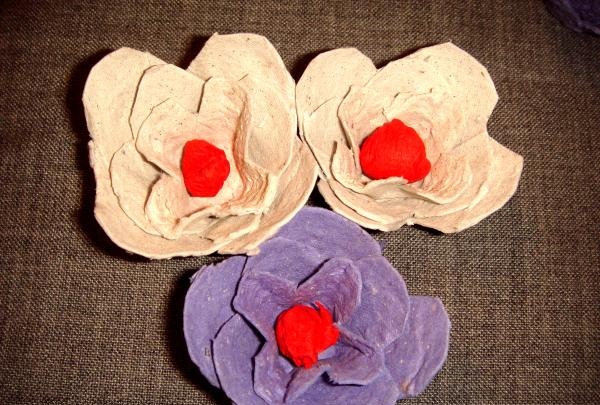 Rosas de una bandeja de huevos de papel.