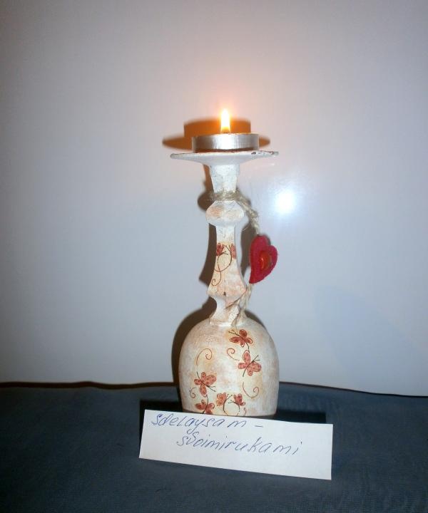 Kerzenständer aus einem Weinglas