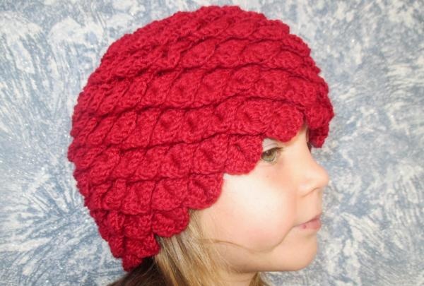 Cap knitted with scales