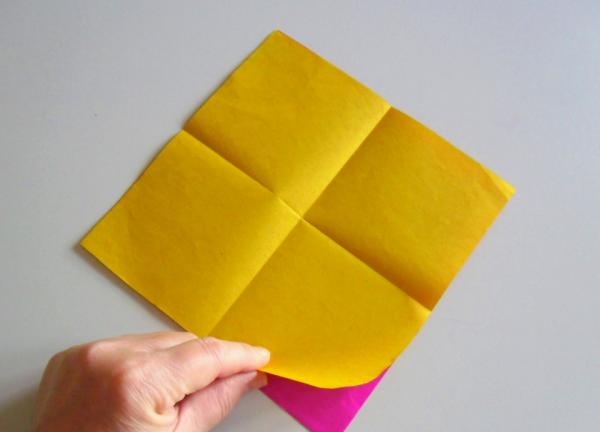 Nelke aus farbigem Papier