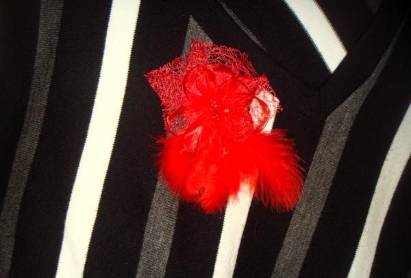 Broche rojo