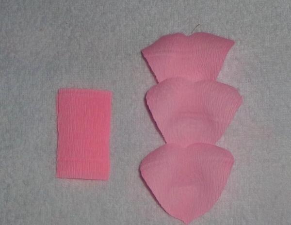 Aus rosa Krepppapier geschnitten