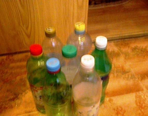 birkaç plastik şişe