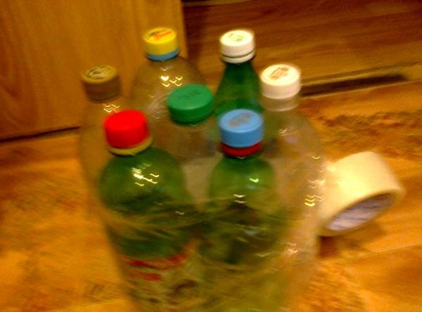 عدة زجاجات بلاستيكية