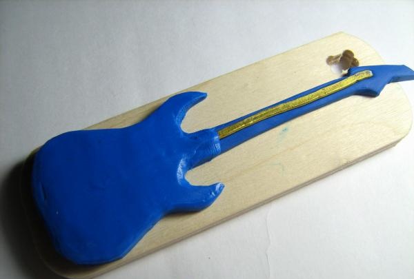 elektrická kytara z polymerové hmoty