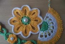 Knitted summer necklace na may beaded trim