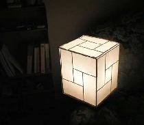 Jednoduchá designová lampa