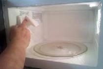 Bagaimana dengan cepat membersihkan ketuhar gelombang mikro