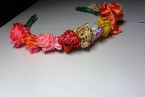 Headband na may mga rosas na gawa sa satin ribbons