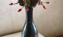 Vase bouteille avec ikebana d'automne