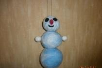 Sneeuwpop gemaakt van wol volgens de viltmethode