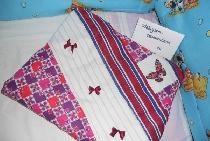 Patchwork stílusú párnahuzat hímző elemekkel