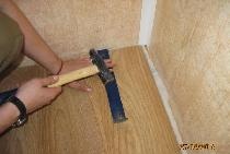Réparation de plancher, revêtement de sol stratifié et installation de plinthes