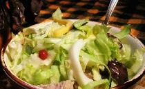 Salad kubis dengan saus sawi lemon