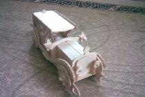 Automodell aus Sperrholz