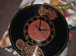 Peinture par points d'une horloge réalisée à partir d'un disque vinyle.