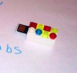 Flash-stasjon-etui i LEGO-stil