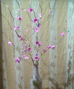 Vase avec des fleurs sur une branche