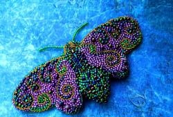 Korálková brošňa motýľ