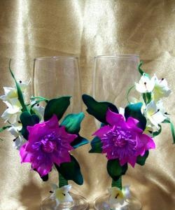 Decorating glasses with hydrangea flowers and anemones from foamiran