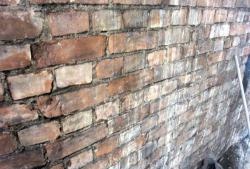 Various ways to level brick walls