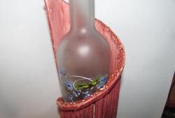 Stojan na fľašu vína vyrobený z novinových trubíc