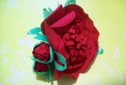 Hair clip na may peony at fabric buds