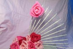 พัดลมที่มีดอกกุหลาบทำจากกระดาษลูกฟูก